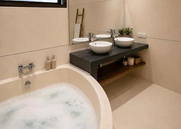 Luxury 3br Pool Walk To Finns Canggu