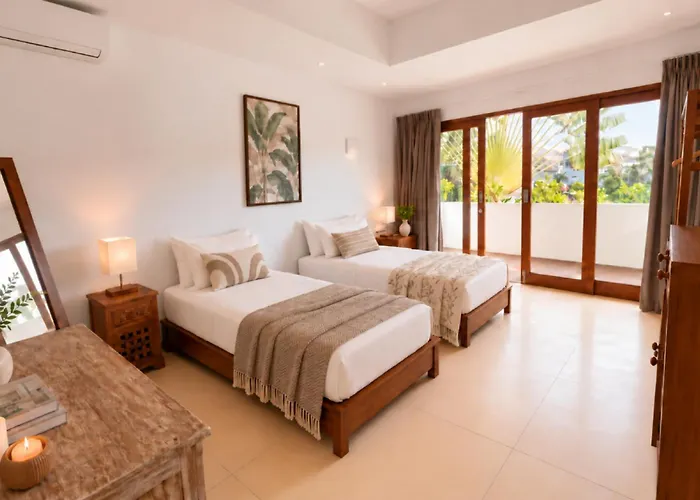 Luxury 3br Pool Walk To Finns Canggu